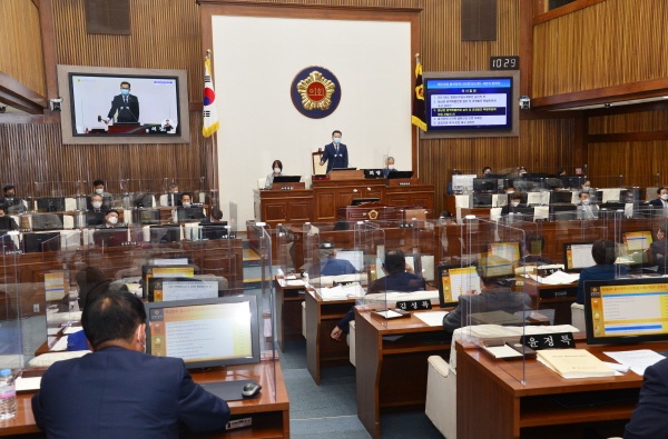 울산광역시의회(의장 박병석)가 14일 시의사당 본회의장에서 장수완 행정부시장과 노옥희 교육감 등 관계공무원이 출석한 가운데 제225회 임시회 제2차 본회의를 열었다. 이날 'KTX 울산 역세권 연결도로 사업에 관한 행정사무조사 시행 건의의 건'을 통과시켰다.