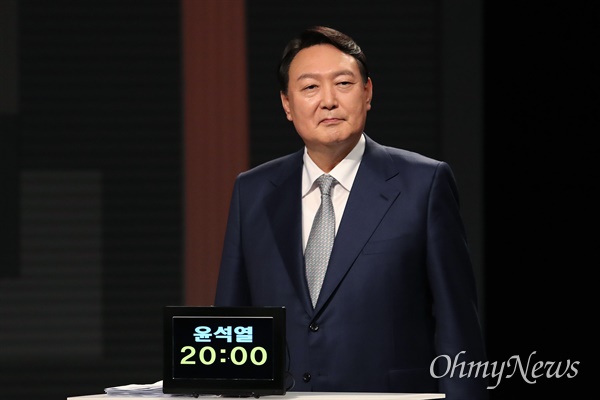 국민의힘 윤석열 대선 예비후보가 15일 저녁 서울 마포구 상암동 MBC 사옥에서 열린 '1대1 맞수토론'을 준비하고 있다. 