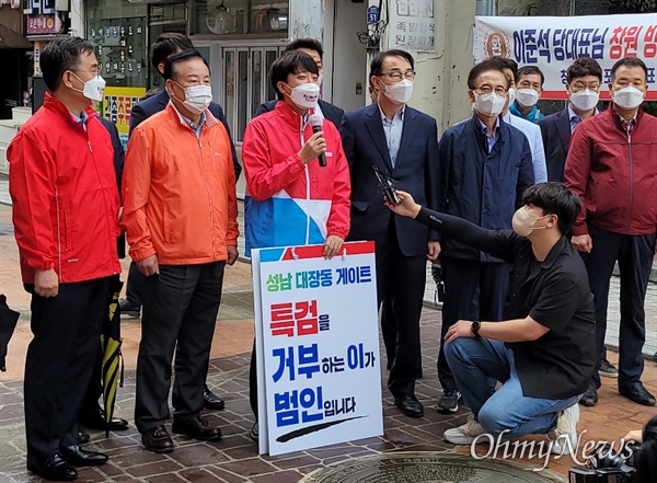 이준석 국민의힘 대표가 16일 창원마산에서 ‘성남 대장동 게이트 특검 촉구’ 도보 1인시위를 했다.