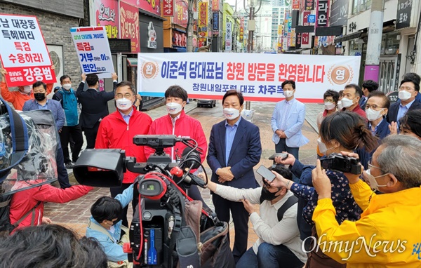  이준석 국민의힘 대표가 16일 창원마산에서 ‘성남 대장동 게이트 특검 촉구’ 도보 1인시위를 했다.