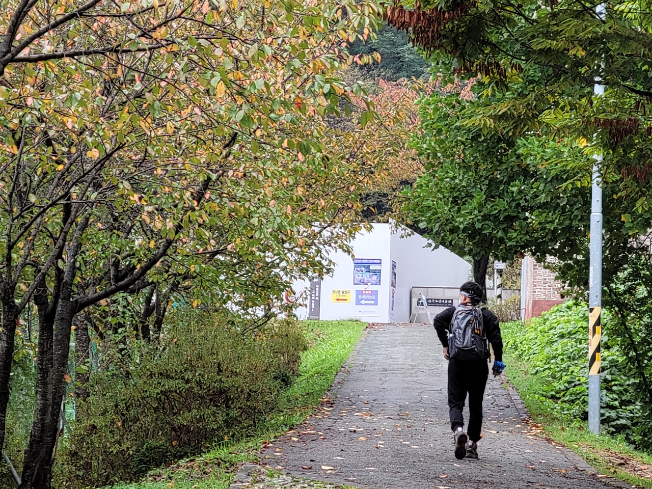 한파주의보가 내려진 가운데, 주말을 맞아 전주 모악산에는 이른 아침부터 등산객의 발길이 이어지고 있