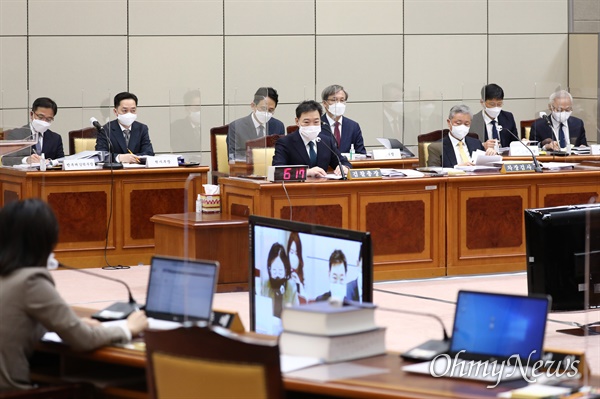  김오수 검찰총장이 18일 서울 서초구 대검찰청에서 열린 국회 법제사법위원회의 대검찰청에 대한 국정감사에서 의원들의 질의에 답하고 있다.