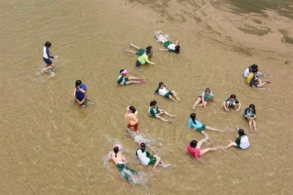 내성천 물길걷기 프로그램에 참여한 대구 도원초등학교 아이들이 내성천에서 평화롭게 물놀이를 즐기고 있다.