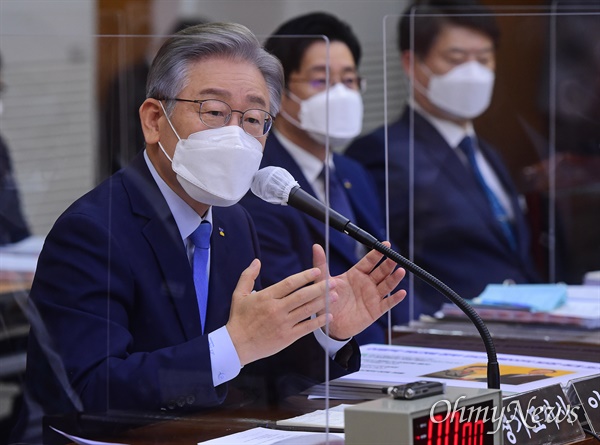 더불어민주당 대선 후보인 이재명 경기도지사가 18일 경기도 수원시 경기도청에서 열린 국회 행정안전위원회의 경기도에 대한 국정감사에서 질의에 답변하고 있다. 