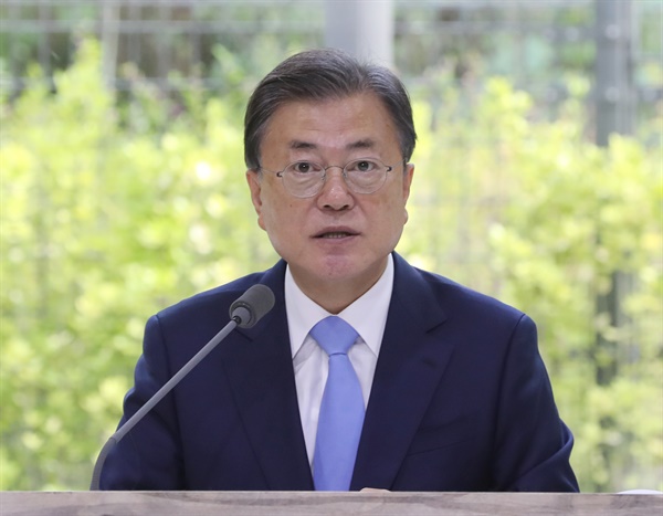 문재인 대통령이 18일 서울 용산구 노들섬다목적홀에서 열린 2050 탄소중립위원회 제2차 전체회의에서 발언하고 있다.