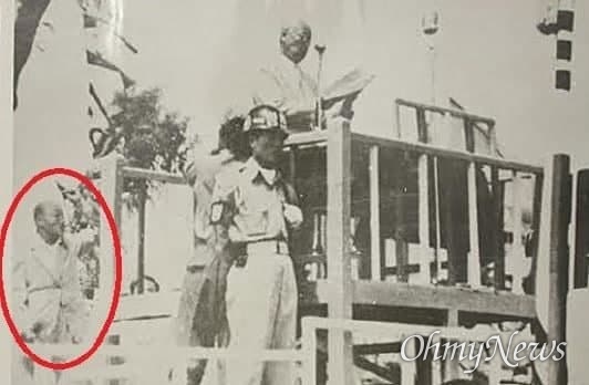 의열단원 류시태가 1952년 이승만 대통령을 뒤에서 저격하려는 당시 모습.