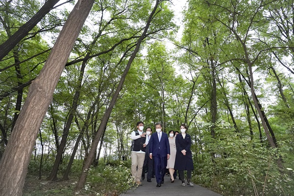 2021년 10월 18일 당시 문재인 대통령이 서울 용산구 노들섬에서 열린 2050 탄소중립위원회 제2차 전체회의를 마친 후 맹꽁이 숲을 탐방하고 있다. 