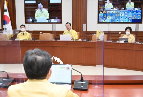 김부겸 국무총리가 15일 세종로 정부서울청사에서 열린 코로나19 중앙재난안전대책본부 회의를 주재하고 있다.