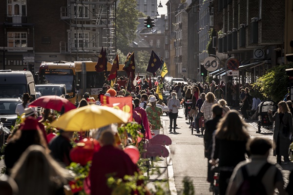 '크리스티아니아 50주년'을 기념하는 축하 행사에 참여한 코펜하겐 시민들(2021.9.22). 코펜하겐의 크리스티아니아 지역은 1971년 9월 26일에 설립되었다.  덴마크는 9월 10일 시행 중인 나머지 코로나 조치를 해제했다. 
