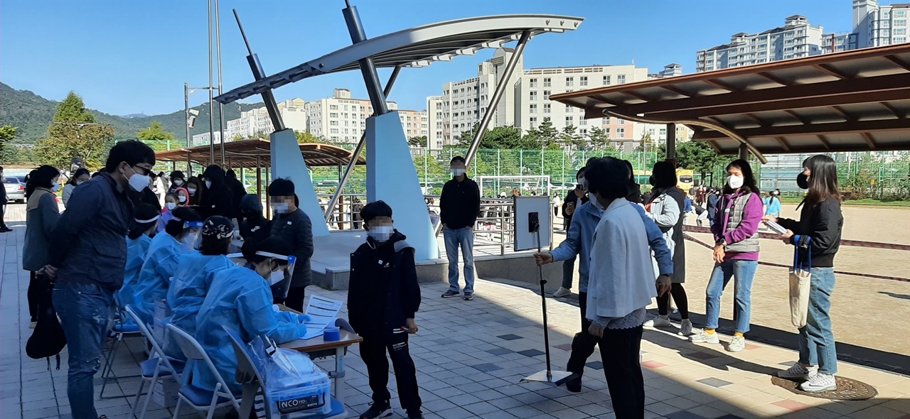  홍성에서 집단감염이 발생하자 학교에 마련된 임시 선별진료소에서 학생들이 진단검사를 받고 있다.