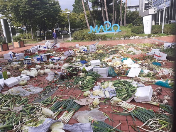 마포구청의 일방적 폐쇄 행정명령에 항의하며 마포농수산물시장 상인들이 마포구청 청사 앞에 썩은 농산물을 던져놓은 모습.