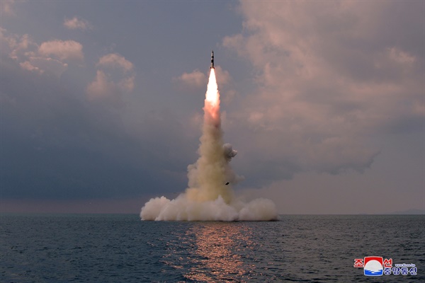 지난 2021년 10월 19일 북한은 잠수함발사탄도미사일(SLBM)을 잠수함에서 시험발사했다.