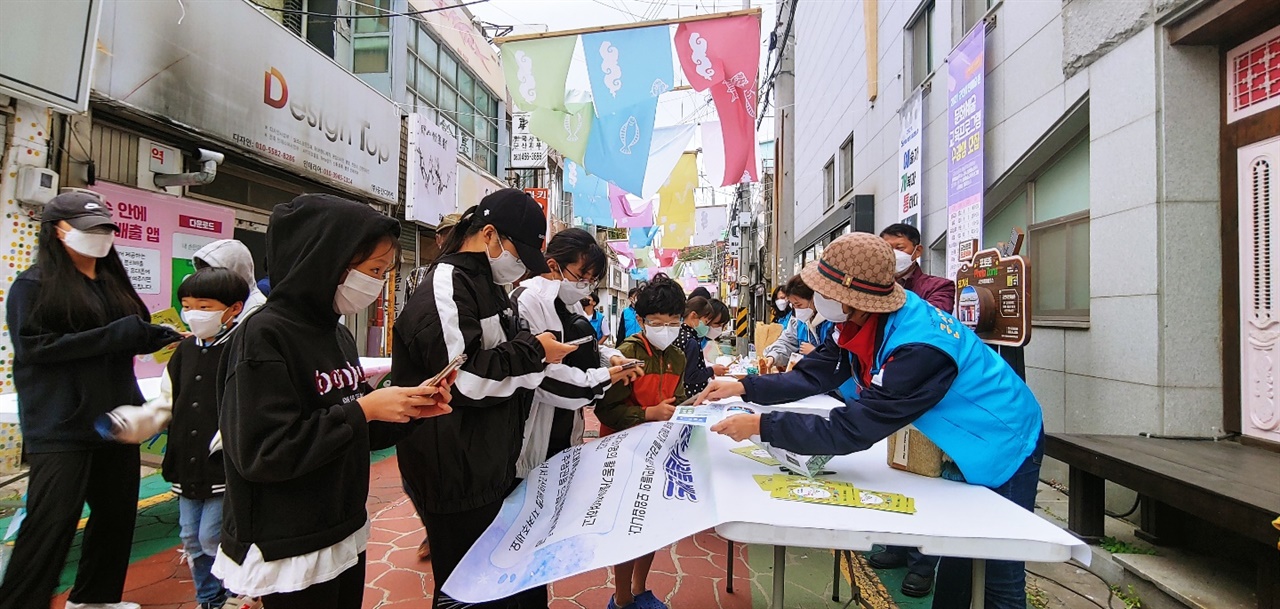 내 손 안의 분리배출 앱 다운로드 환경부에서 제공하는 '내 손 안의 분리배출' 어플리케이션을 본인 휴대폰에 다운로드 하고 있다.