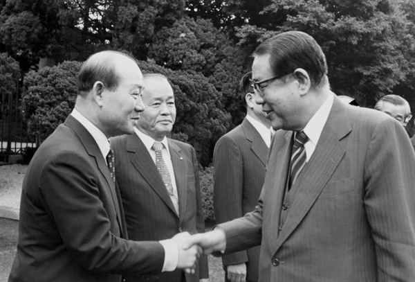 1980년 8월 18일, 최규하 전 대통령(오른쪽)이 청와대를 떠나기 앞서 전두환 국보위 위원장의 예방을 받고 작별인사를 나누고 있다. 가운데는 민관식 국회의장 직무대행. 