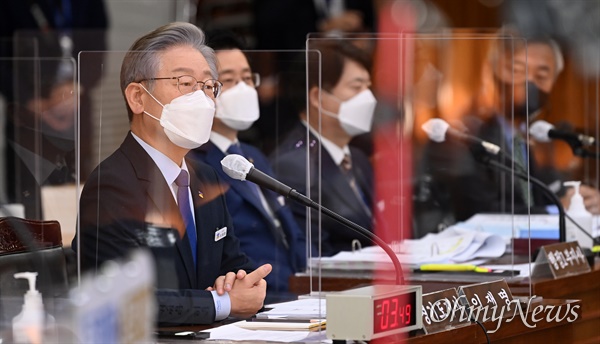 더불어민주당 대선 후보인 이재명 경기도지사가 20일 경기도 수원시 경기도청에서 열린 국회 국토위원회 국정감사에서 답변하고 있다.