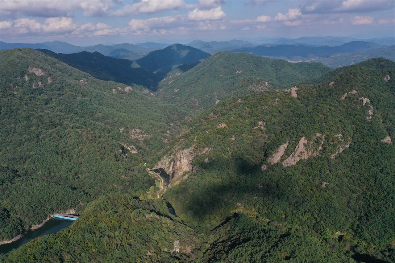  연대산성(금성산성) 쪽에서 바라본 강천산 군립공원. 왼쪽 봉우리 강천산, 오른쪽 봉우리 광덕산. 왼쪽 아래에 강천저수지가 보인다. 순창군청 자료사진.