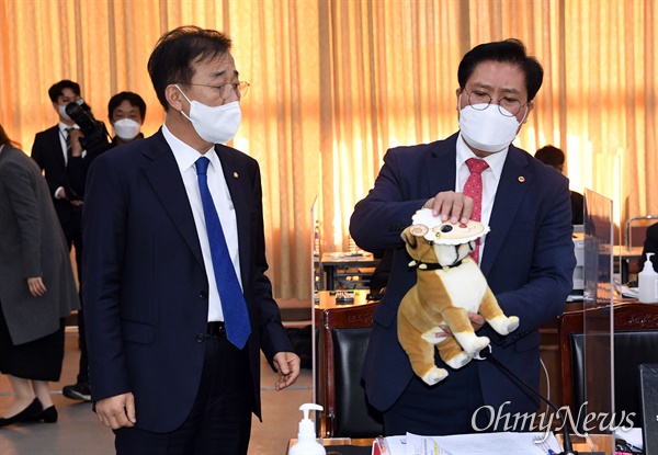 20일 경기도청에서 열린 국회 국토교통위원회의 경기도 국정감사에서 국민의 힘 송석준 의원(오른쪽)이 대장동 개발을 공공의 탈을 쓴 개발이라고 주장하며 양의 탈을 쓴 강아지 인형을 꺼내들자 더불어민주당 김윤덕 의원이 합의사항을 어겼다며 항의하고 있다.