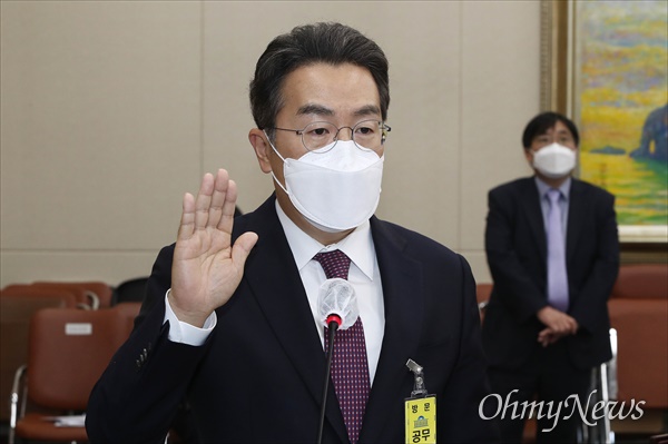 강한승 쿠팡 대표이사가 20일 오후 서울 여의도 국회에서 열린 국회 정무위원회 종합국정감사에 증인으로 출석, 선서하고 있다. 