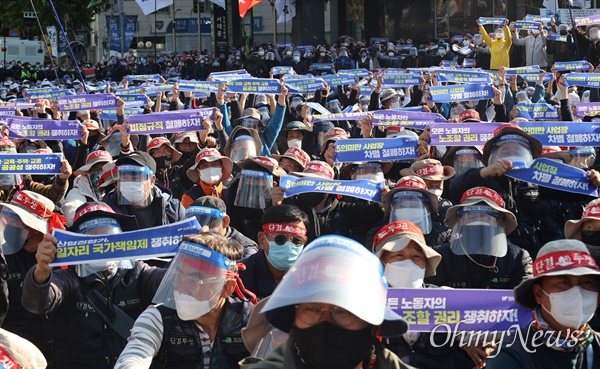 전국민주노동조합총연맹(민주노총) 조합원들이 20일 오후 서울 서대문역 사거리에서 총파업 대회를 열어 비정규직 철폐, 5인 미만 사업장 차별 철폐, 노조활동 보장, 돌봄, 의료, 교통, 교육, 주택 공공성 쟁취, 산업전환기 일자리 국가책임제 등을 요구하고 있다.