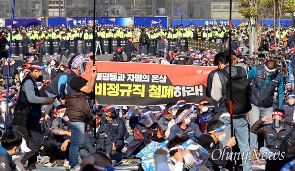  전국민주노동조합총연맹(민주노총) 조합원들이 20일 오후 서울 서대문역 사거리에서 총파업 대회를 열어 비정규직 철폐, 5인 미만 사업장 차별 철폐, 노조활동 보장, 돌봄, 의료, 교통, 교육, 주택 공공성 쟁취, 산업전환기 일자리 국가책임제 등을 요구하고 있다.