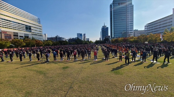 20일 오후 대전 서구 대전시청 앞 보라매공원에서 열린 '10.20 민주노총 총파업대회'. 이날 집회에는 2500여명의 노동자가 참여해 사회불평등 타파와 평등사회 대전환을 촉구했다.