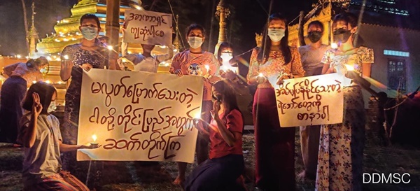 19일 밤 따닝라이주 다외시 라웅롱구에서 반독재 촛불 시위
