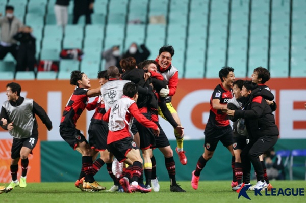 포항스틸러스 포항 선수들이 울산과의 AFC 챔피언스리그 4강전에서 승리한 후 기뻐하고 있다. 