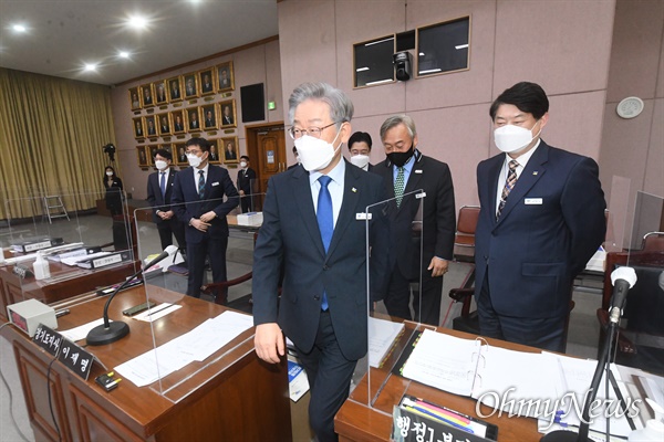 더불어민주당 대선 후보인 이재명 경기도지사가 20일 경기도 수원시 경기도청에서 열린 국회 국토교통위원회의 경기도에 대한 국정감사를 마친 후 의원들에게 인사하기 위해 이동하고 있다.