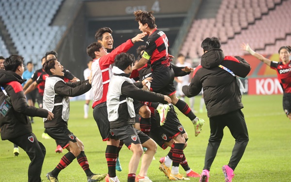  20일 오후 전북 전주월드컵경기장에서 열린 아시아축구연맹(AFC) 챔피언스리그(ACL) 준결승전에서 울산을 승부차기로 누르고 승리가 확정되자 강상우(위) 등 포항 선수들이 환호하고 있다.