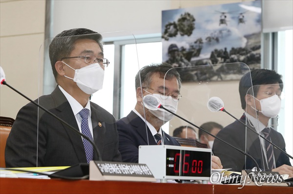서욱 국방부 장관이 21일 오전 서울 여의도 국회에서 열린 국회 국방위원회의 종합국정감사에서 의원들의 질의에 답변하고 있다.