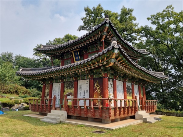 중국 곡부의 행단과 비슷하게 만든 궐리사의 행단 공자가 제자를 가르치던 중국 곡부의 행단을 본떠 만든 궐리사의 행단이다. 현재 1층은 청소년들을 가르치는 학습관으로 사용되고 2층은 고문서를 보관하고 있다.