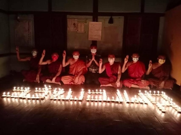 20일 밤 만달레이시 총승려회 승려들의 기도회