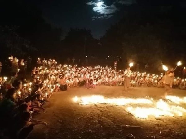  20일 사가잉주 몽유와 지역 살린지에서 등불축제에 참여한 시민들이 횃불을 이용해 반독재시위를 벌임