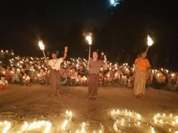 20일 사가잉주 몽유와 지역 살린지에서 등불축제에 참여한 시민들이 횃불을 이용해 반독재시위를 벌임