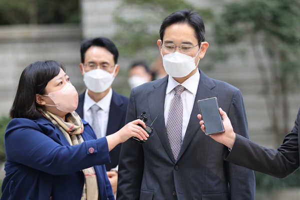  이재용 삼성전자 부회장이 21일 오전 서초구 서울중앙지방법원에서 열린 회계부정·부당합병 관련 1심 속행 공판에 출석하기 위해 법정으로 향하고 있다.