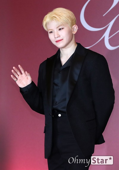 '세븐틴' 우지, 정성 깃든 마음 세븐틴의 우지가 22일 오전 서울 마포구의 한 호텔에서 열린 미니 9집 'Attacca(아타카)' 발매 기념 글로벌 기자간담회에서 포토타임을 갖고 있다. 하나의 악장에서 다음 악장으로 이어질 때 '중단 없이 계속 연주하라'라는 뜻을 담은 'Attacca'는 멈출 수 없는 정열적인 마음과 더 깊어진 사랑의 열기를 전하는 앨범이다.