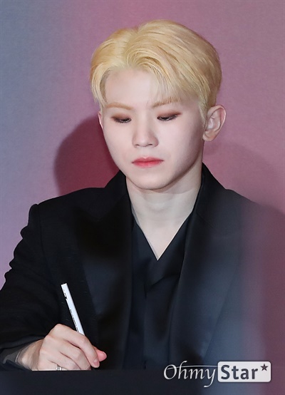 [오마이포토] '세븐틴' 우지, 정성 깃든 마음 