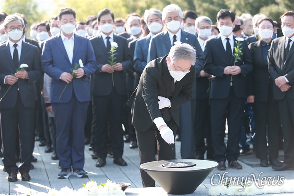 이재명 더불어민주당 대선 후보가 22일 광주 국립 5.18민주묘지에 이어 김해 봉하마을을 찾아 노무현 전 대통령 묘소를 참배했다.  