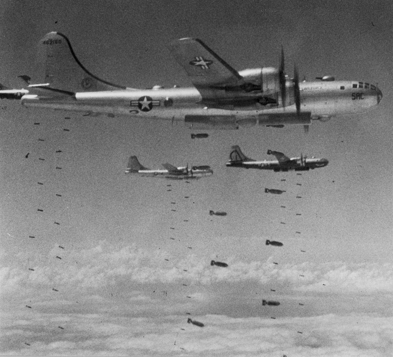  1950. 8. B-29 전투기들이 낙동강 일대를 융탄 폭격하고 있다.  