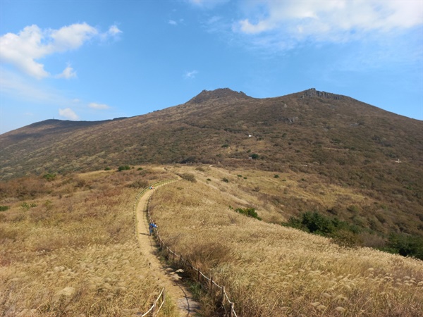 무등산의 중심 봉우리 중봉에서 바라보는 무등산 정상의 모습. 왼쪽이 북봉, 가운데가 천·지·인왕봉, 오른쪽이 서석대
