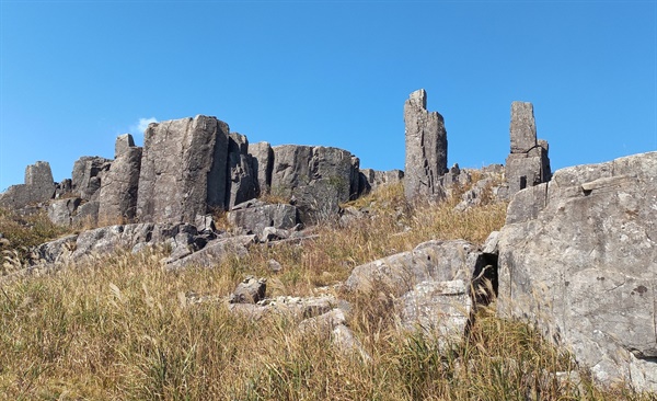 중봉 하단 삼거리에 있는 용추봉. 삼광대라고도 부르는 이곳은 기암괴석들이 절경을 이룬다
