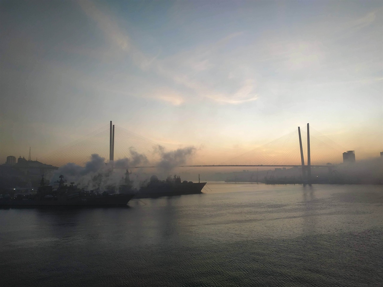 안개가 자욱한 러시아 블라디보스토크 항구의 새벽 풍경.
