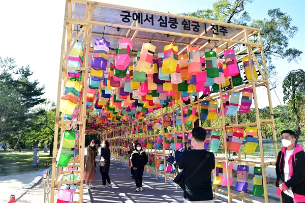 경복궁에서 "제7회 궁중문화축전"의 하나로 열린 진주 '실크 소망등'.