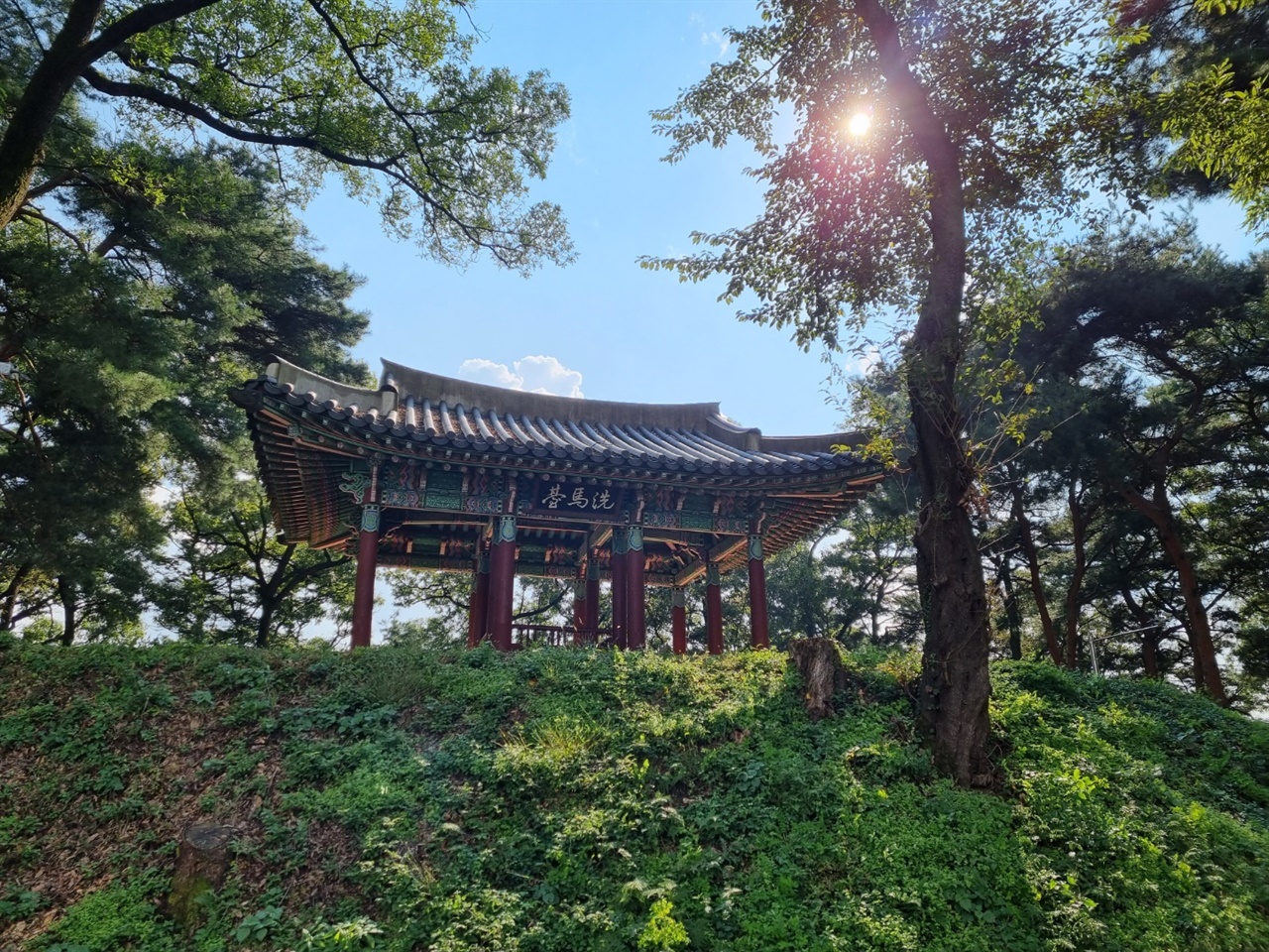 독산성의 가장 높은 지점에 위치한 세마대는 권율장군의 일화가 담겨 있는 유적이다.