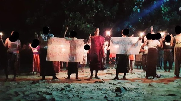 24일 밤 만달레이시 비지다쿤구 수배자 승려와 제자들의 시위