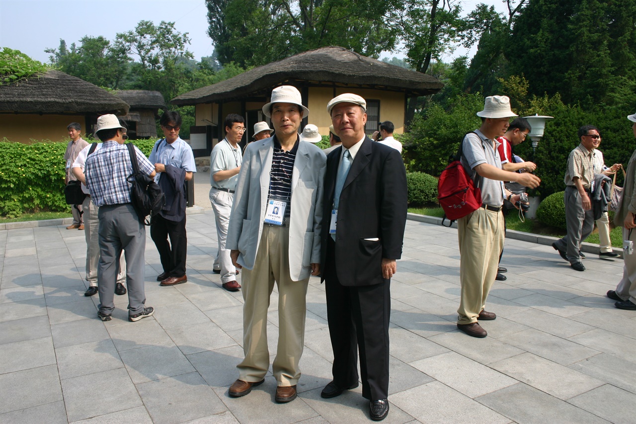 남북 작가대회 때 평양에서(2005. 7. 왼쪽 임헌영 오른쪽 필자).