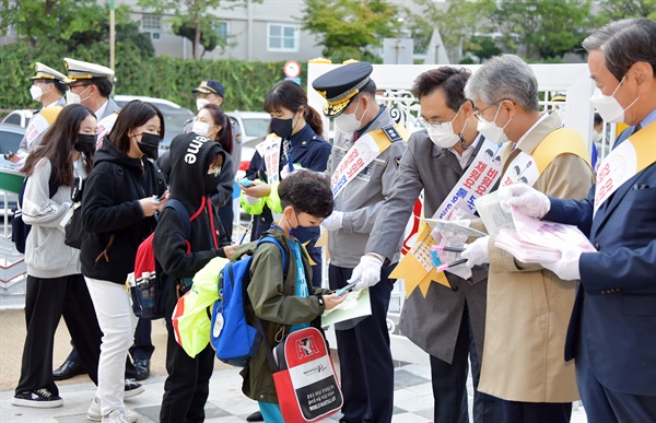 26일 아침 창원 남양초등학교 어린이보호구역에서 진행된 교통안전 홍보 활동.