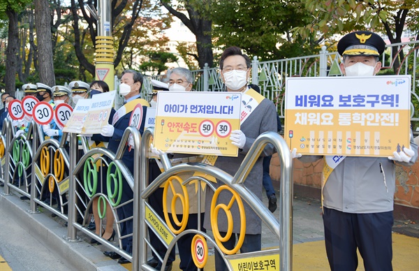 26일 아침 창원 남양초등학교 어린이보호구역에서 진행된 교통안전 홍보 활동.