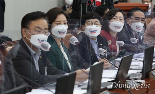  26일 서울 여의도 국회에서 열린 국회 운영위원회의 청와대 국정감사가 야당 의원들의 대장동 문구 관련 마스크 착용 논쟁으로 정회되자 야당 의원들이 항의하고 있다.