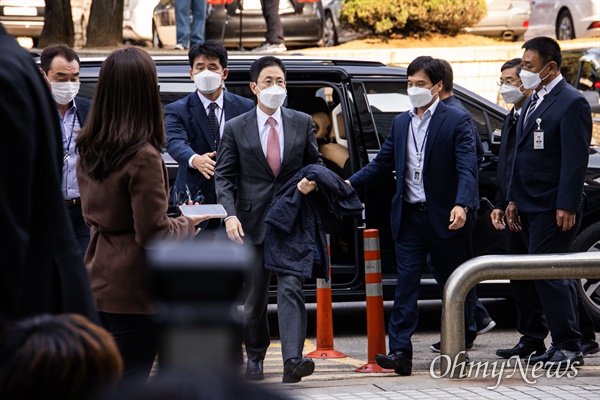 '고발사주 의혹'의 핵심 인물인 손준성 검사(현 대구고검 인권보호관, 사건 당시 대검 수사정보정책관)가 26일 오전 구속 전 피의자신문(영장실질심사)을 위해 서울중앙지법에 출석하고 있다.
